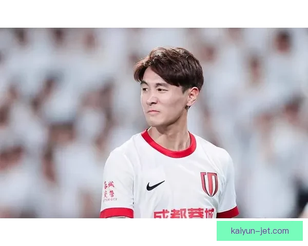 中国队韦世豪在边路表现稳健，持续影响比赛进程