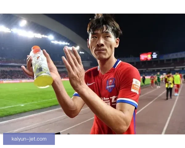 什克里尼亚尔本赛季防守表现稳健，为球队后防提供关键支撑